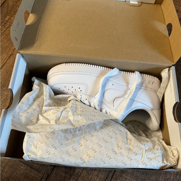 White Nike Air Force 1 - Picture 5 of 6